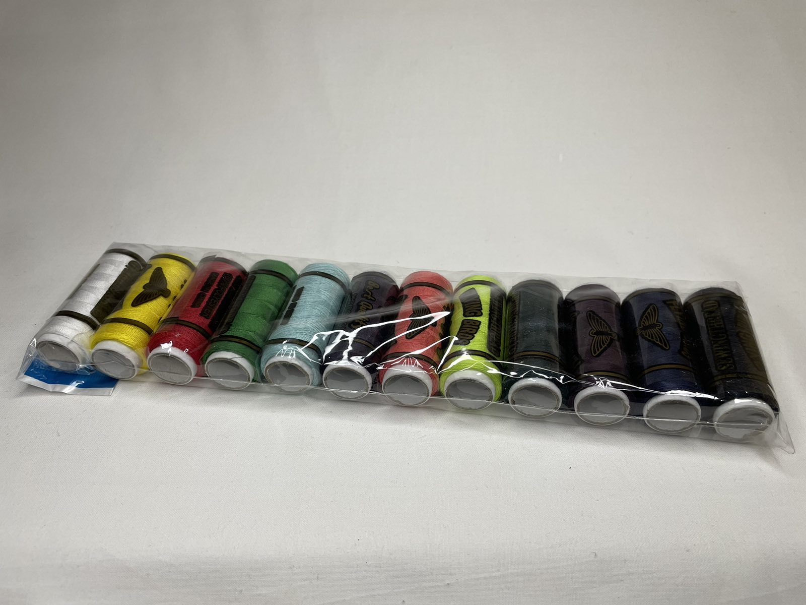 Κουβαρίστρα με διάφορα χρώματα κλωστές 12 τεμ
